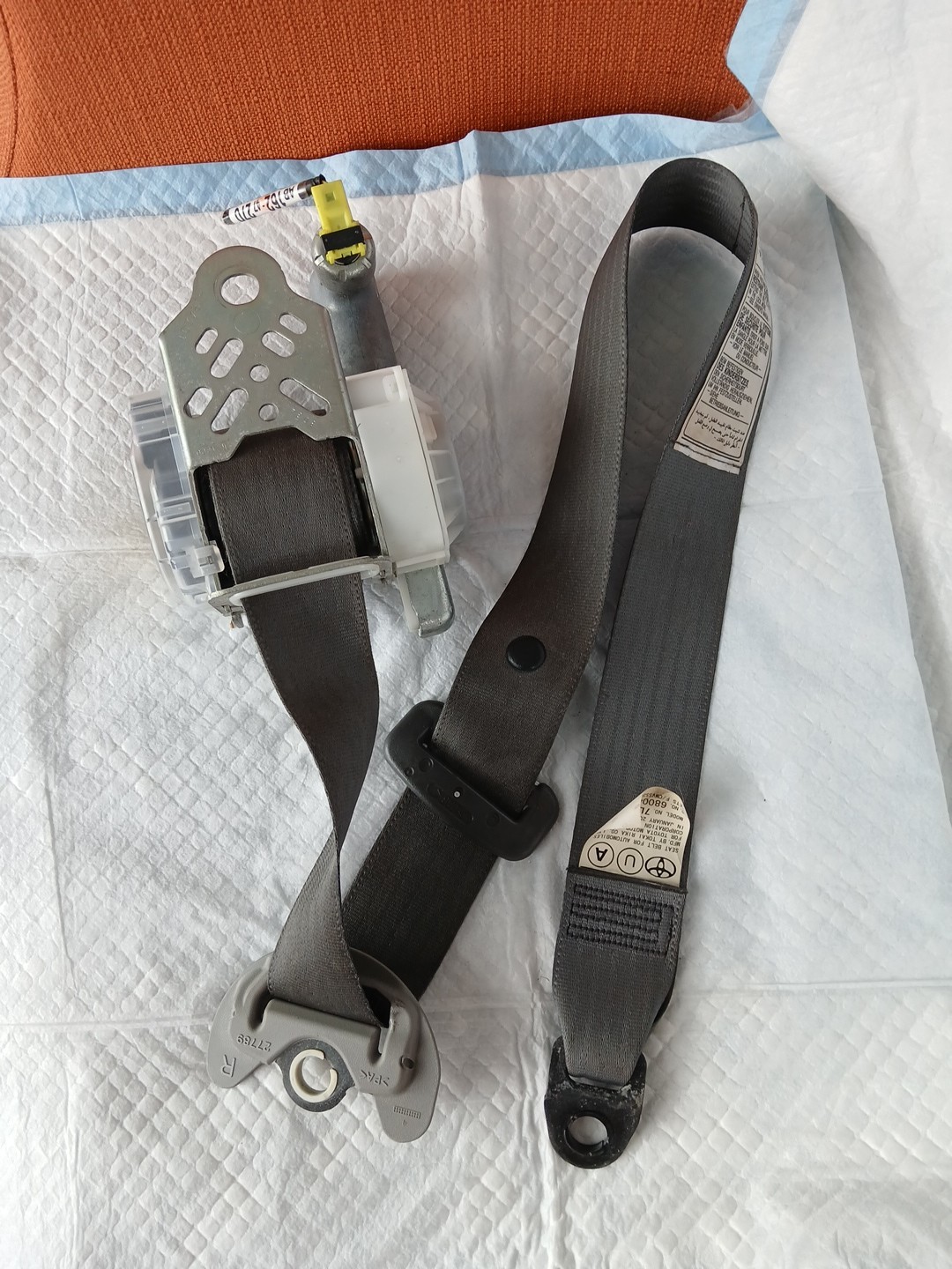 2004-2009 Toyota Prius Front Right Passenger Side Seat Belt G087917 OEM