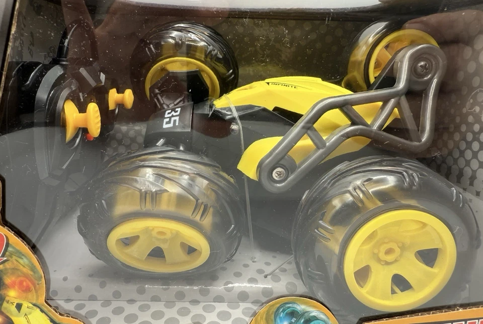 Stunt Challenger controle de rádio controle remoto LED dupla face leve torção roda dianteira brinquedo - Imagem 2 de 4