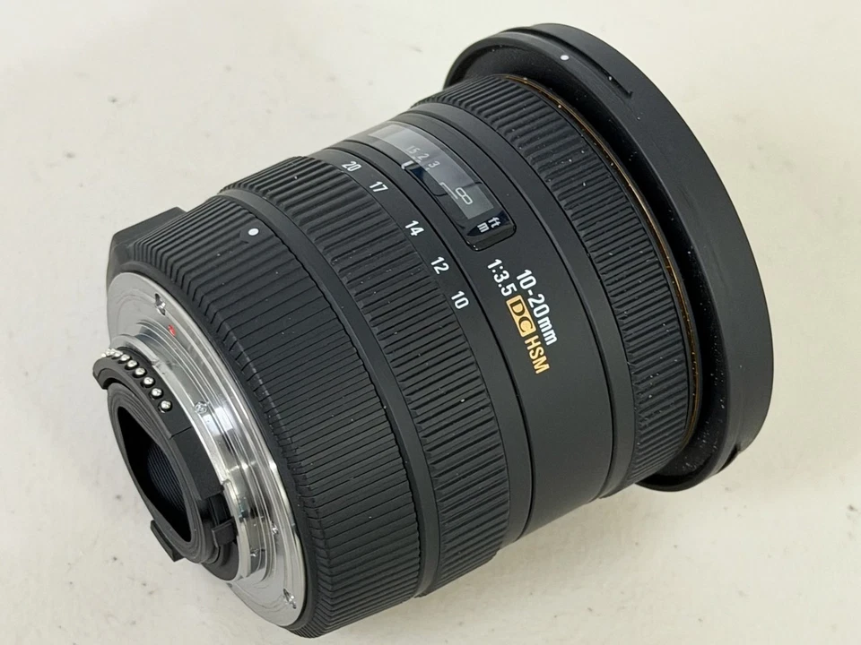 Sigma 10-20mm f/3.5 EX DC HSM Wide Angle Zoom Lens with Accessories - Image 2 of 4