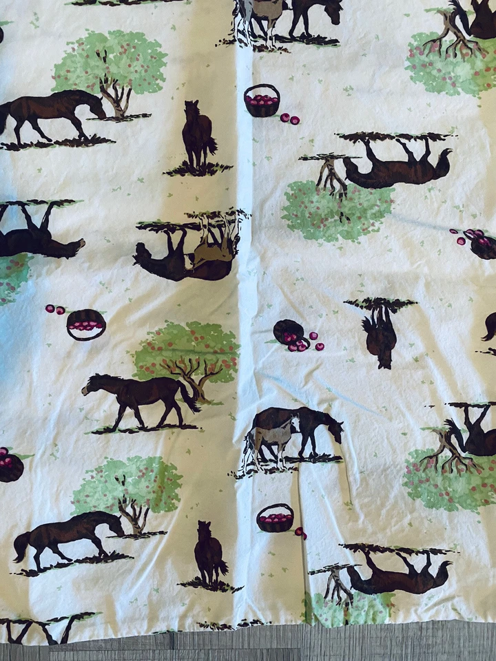 Juego de 2 fundas de almohada estándar Lands’ End con estampado de huerto de caballos 100 % algodón Foto 3 de 4