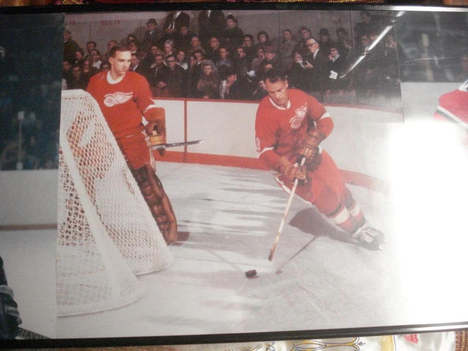 FOTO VINTAGE ENMARCADA DE LA NHL DE BOBBY ORR, GORDIE HOWE, FRANK MAHOVOLICH (36" X 12") Foto 3 de 4
