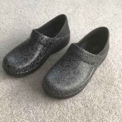 Crocs Neria Pro II Nursing Clogs Dual Comfort Slip Resistant Shoes Women s Sz 9