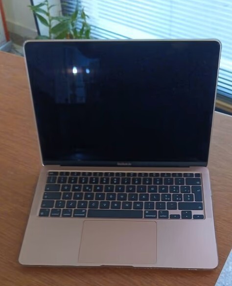 MacBook Air del 2021 con Fattura color oro