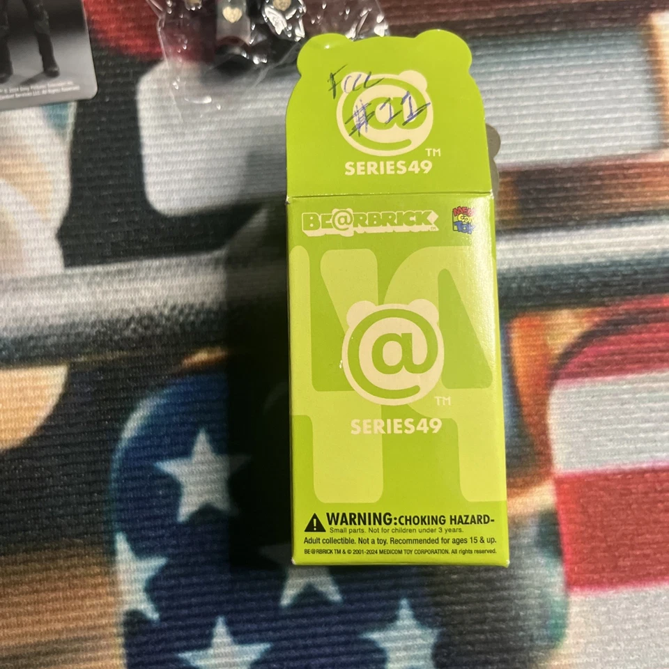 Bearbrick Serie 49 The Boys Billy Butcher 100% + Tarjeta y Caja Juguete Medicom Foto 3 de 4