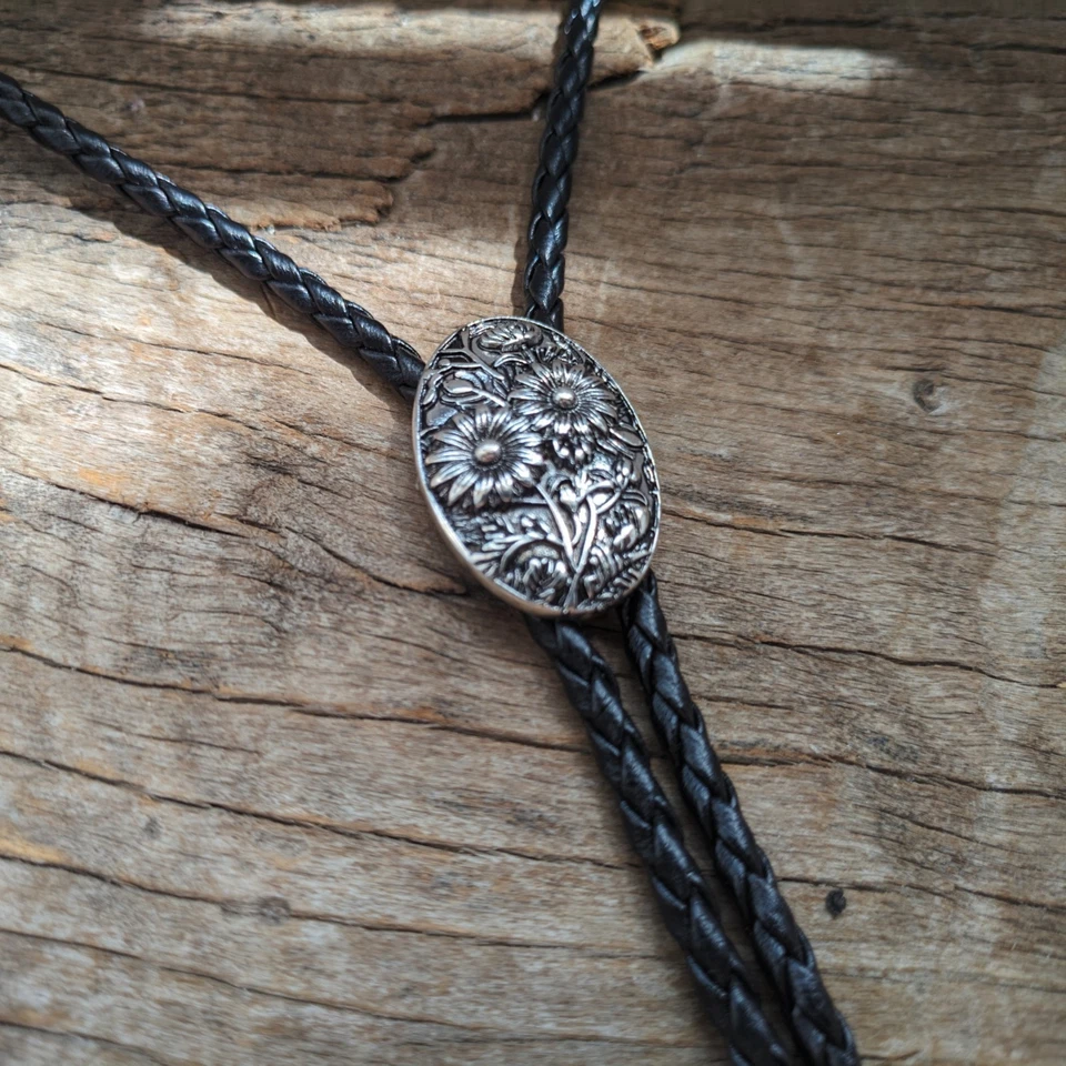 Corbata estilo metal margarita bolo | Cordón de cuero sintético vaquero occidental accesorio de boda Foto 3 de 4