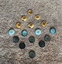 16 VINTAGE BUTTONS. 3 MIXED LOTS. 18mm
