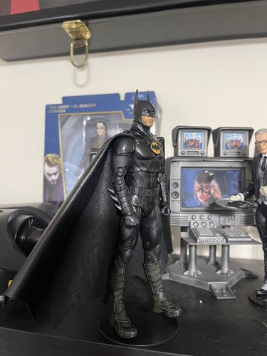 McFarlane DC Multiverse Batman Modern Suit, Custom 89 Batmobile, Batcomputer - Bild 13 von 14