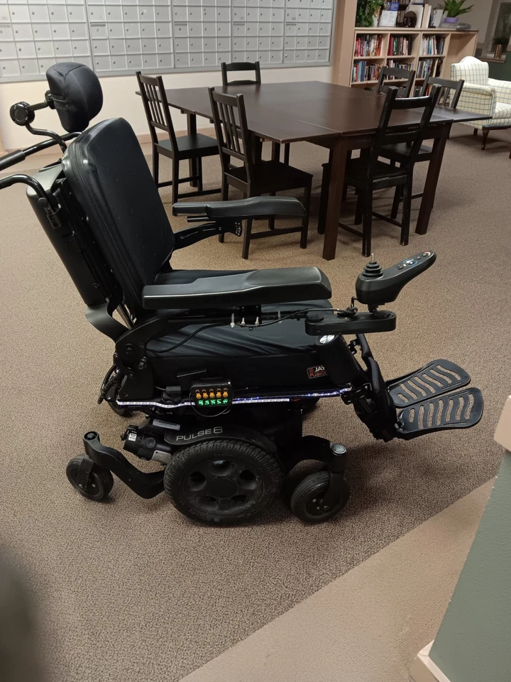 Quickie Pulse 6, patas, asiento y respaldo elevación e inclinación a través de hidrólicos, bates nuevos. Foto 4 de 4