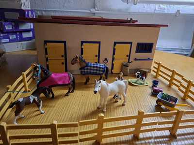 Schleich Reiterhof Pferdestall Gebäude-Set mit Pferden,  Zubehör  Nr.2