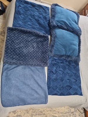 Paket mit 2 blauen Kissen und 4 Bezügen. 6 Artikel alle zusammen alle ex Display