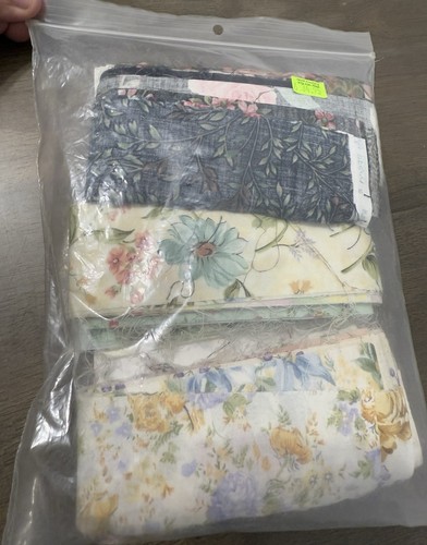 Floral Featherweight Watercolor Quilt Pattern and Fabric Kit Lynn Munch - Picture 4 of 5