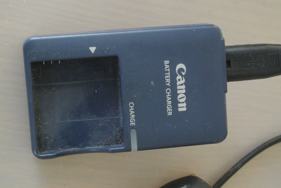 Canon Genuine CB-2LVE - Battery Charger + NB-4L Battery Pack - Image 3 of 4
