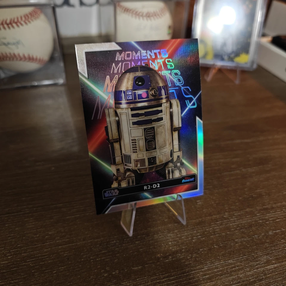 Topps 2024 cromo Star Wars R2-D2 Fm-15 refractor verde Foto 2 de 4