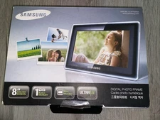 NEW Samsung Digital Photo Frame 8 inch Screen with 1GB Memory SPF-87H