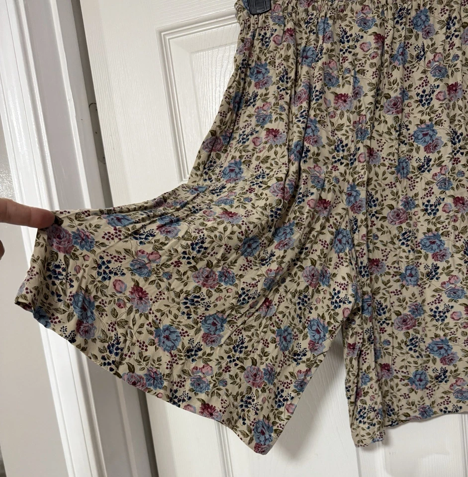 Pantalones cortos para mujer Karen Kane estilo de vida con estampado floral talla M Foto 4 de 4