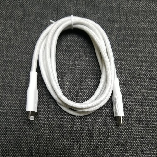 Câble Insignia Apple MFi certifié 1,2 m (4 pi) tressé USB-C vers Lightning blanc - Photo 3 sur 3