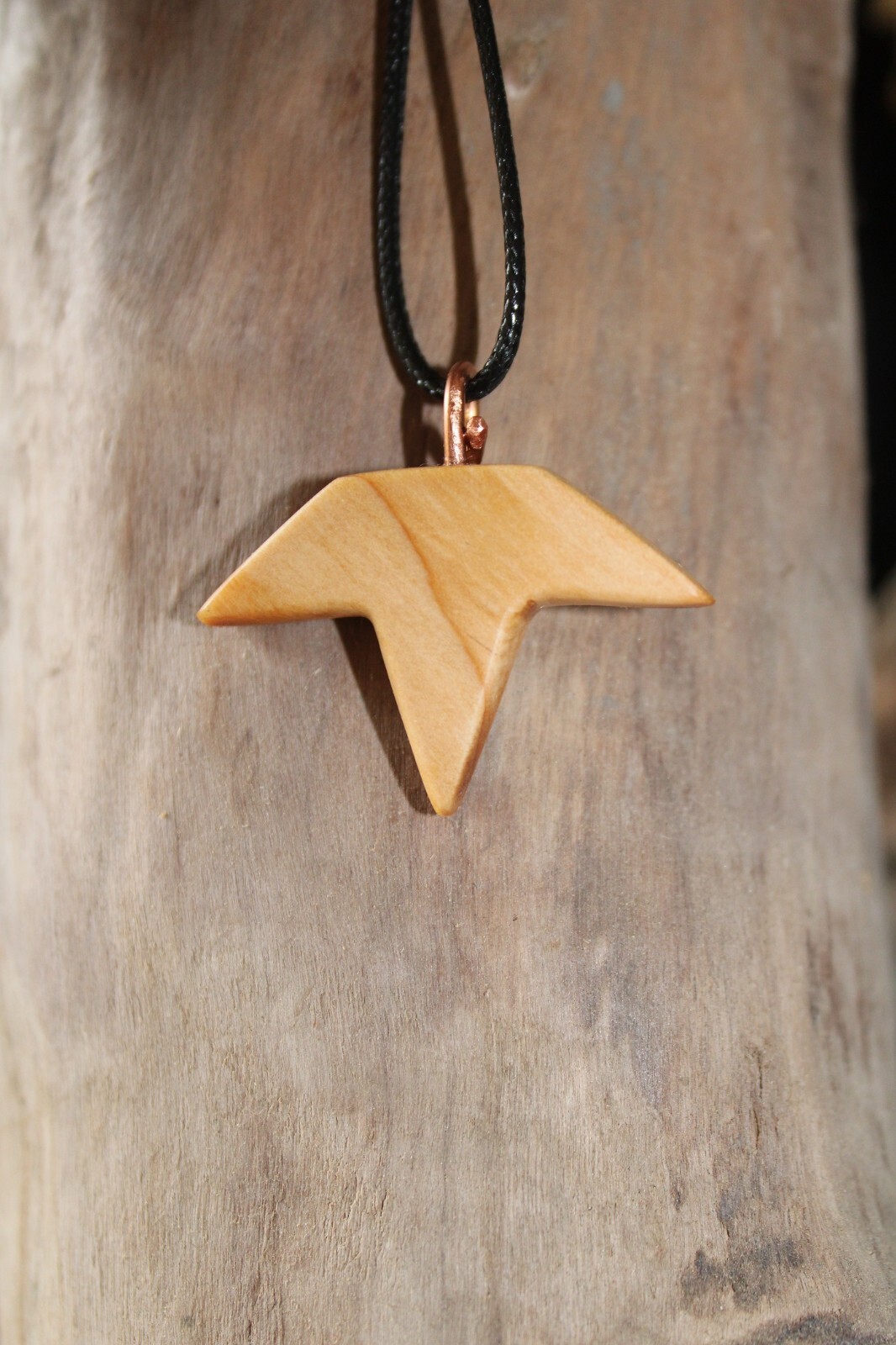 Pendentif BARCO en bois massif pour éclairer chaleureusement votre table à manger