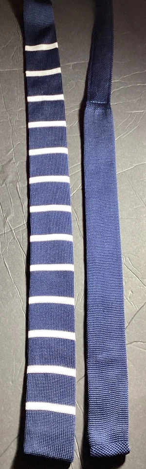 "Corbata ajustada tejida a rayas azul marino blanco American Eagle 2"" X 54"" usada en excelente estado, como nueva" Foto 2 de 4