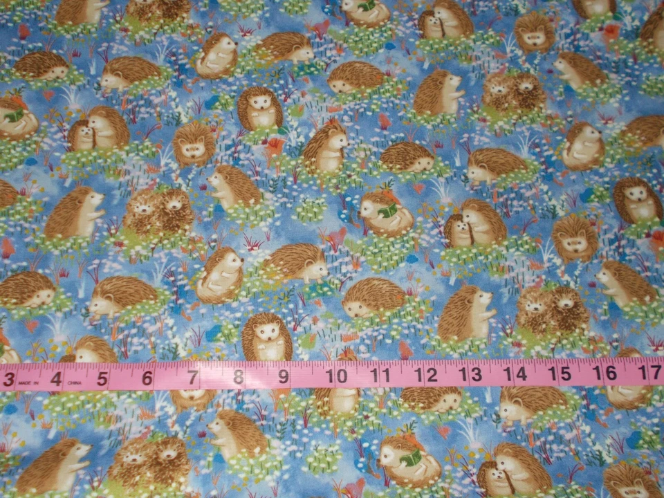 Pincel HEDGEHOG VILLAGE estampado azul 100 % algodón tela de edredón por yarda Foto 2 de 3