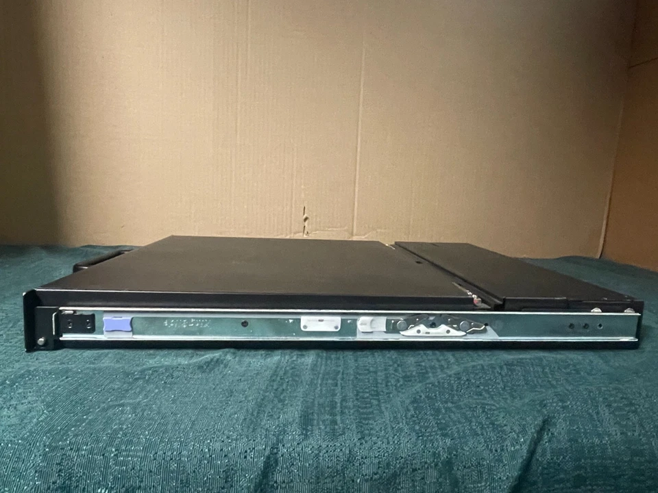 Consola KVM Startech KSR-115XX 1U montaje en rack 15" Foto 4 de 4