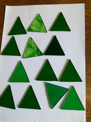 Grüne Farbe Buntglas Dreiecke Fliesen 3mm Stärke Art&Craft 26 Stück 6x5
