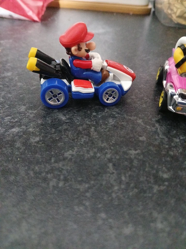 Paquete de 5 Hot Wheels Die Cast Mario Kart Luigi BOWSER BANDWAGON FLAME FLYER NAVIDAD Foto 3 de 4