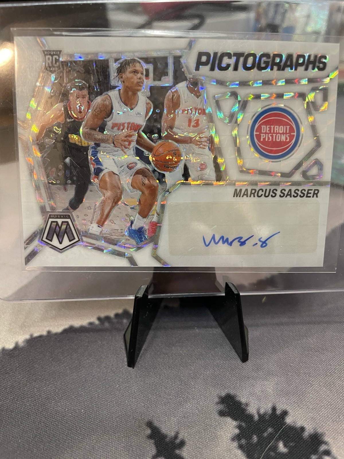 2023-24 Mosaic Marcus Sasser PRIZM #PM-SAS Pictographs  White  AUTO 13/25
