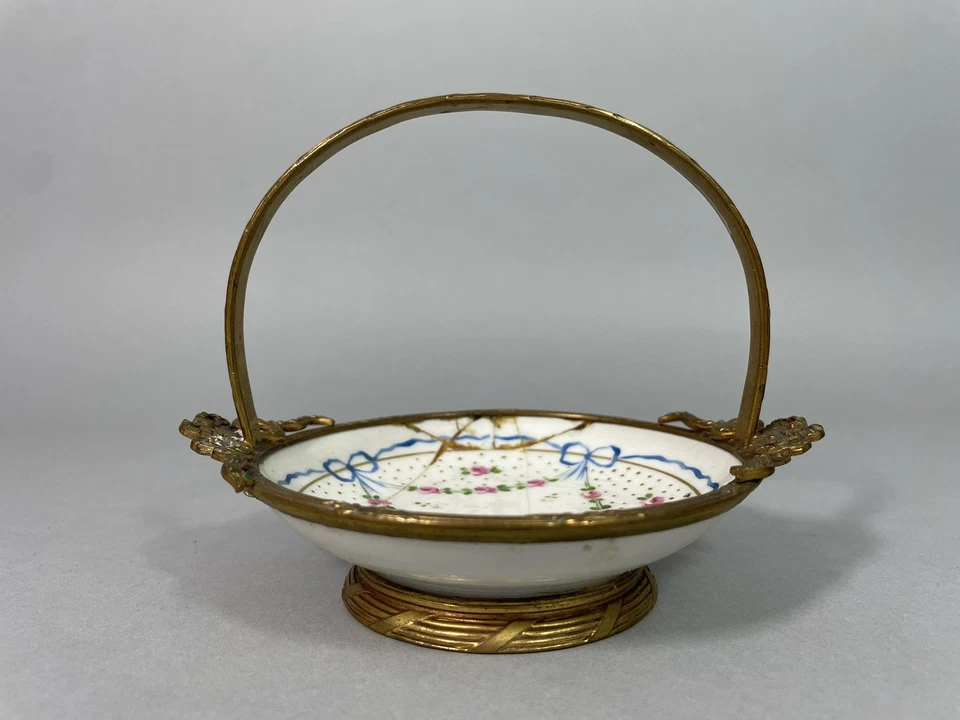 Corbeille ou petit panier en porcelaine de Sèvres? 18e siècle? ACCIDENTS - Photo 2/4