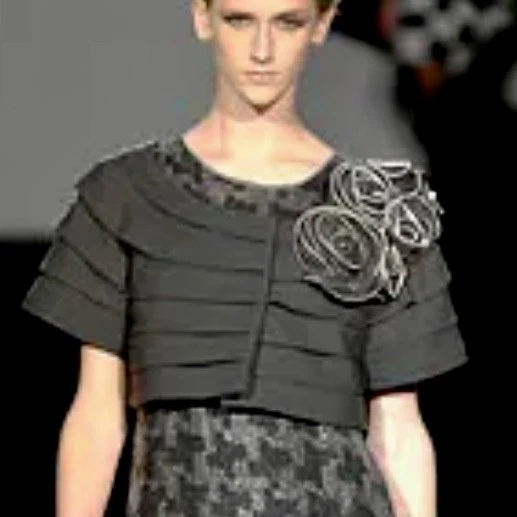 L.A.M.B. Chaqueta corta Gwen Stefani negra con cremallera flores colección 2008 $450 Foto 3 de 4