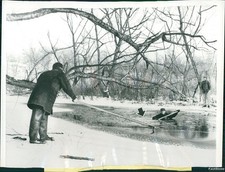 1961 Vol Ronnie Good Probes Icy Water To Rescue Boy In Gary In Fireman 7X9 Photo 1961 Vol Ronnie Good Probes Icy Water To Rescue Boy In Gary In Fireman 7X9 Photo