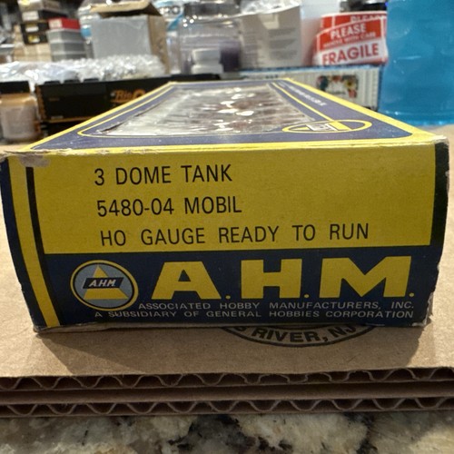 AHM HO SCALE MOBIL MOBILGAS 3 DOME TANK CAR TRAIN 5480-04 w/ BOX - Picture 2 of 2