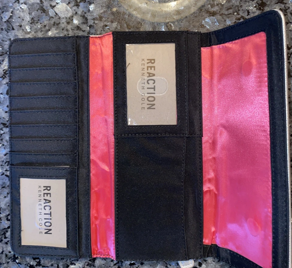 Cartera Kenneth Cole Reaction Materiales Hechos por el Hombre Forro Plateado/Rosa Caliente Diseñador Foto 2 de 4