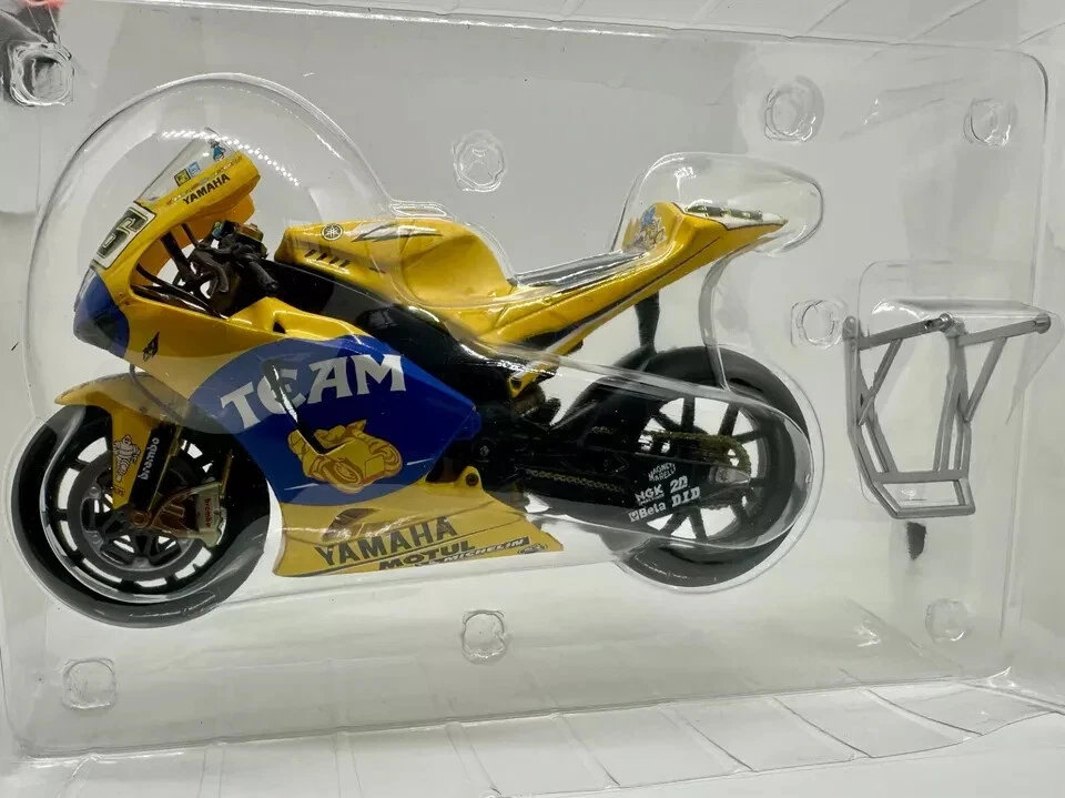 IXO Yamaha YZR-#46 motorcycle 1/12 with valentino rossi figure 1:12 2006 - Image 3 of 4