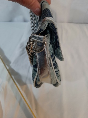 Lulu Handtasche mit silbernem Echtlederbesatz und Pailletten mit Kettenriemen. - Bild 7 von 9