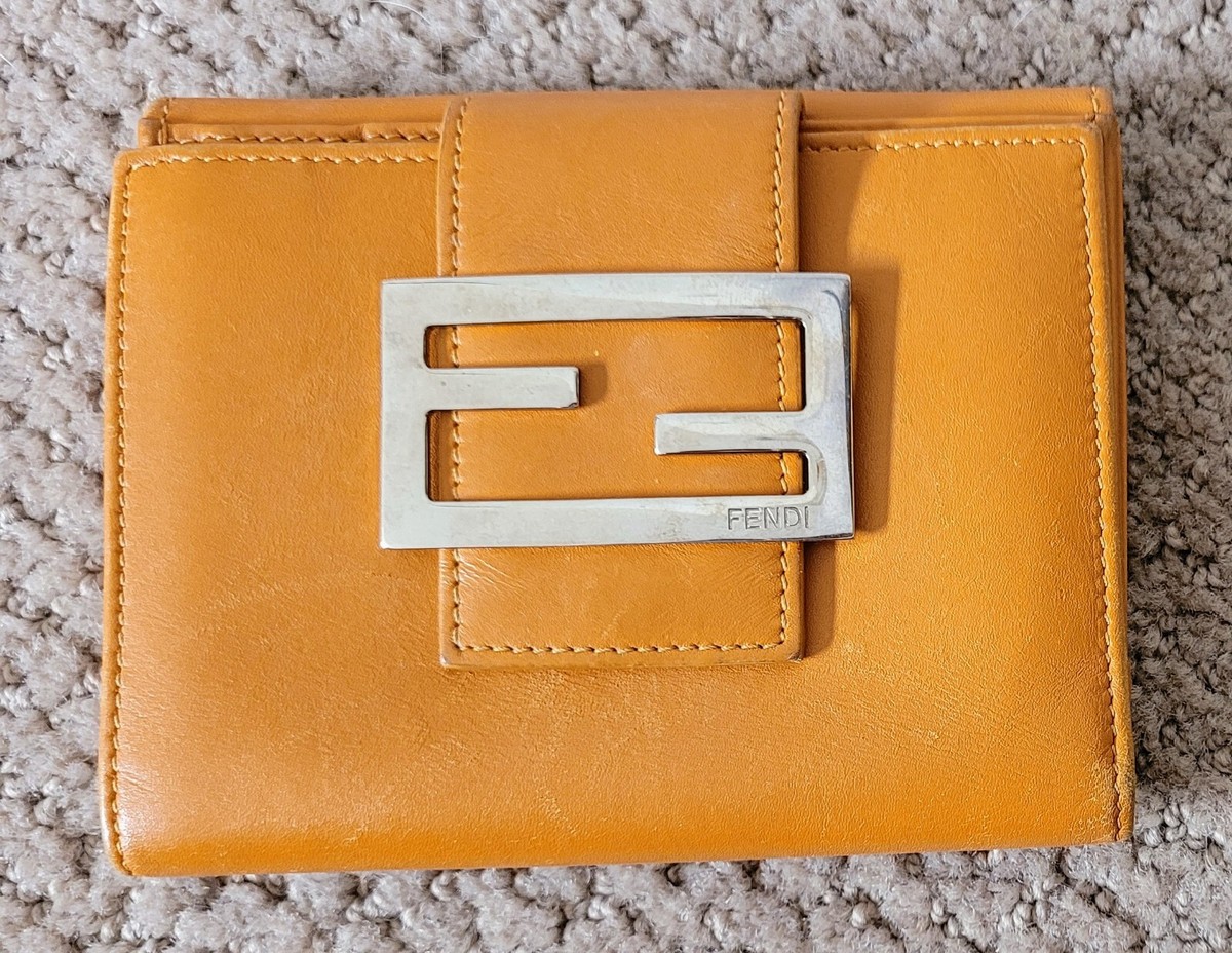 AUTH FENDI FF LOGO LEATHER BI-FOLD COMPACT WALLET PREOWNED  display picture 1