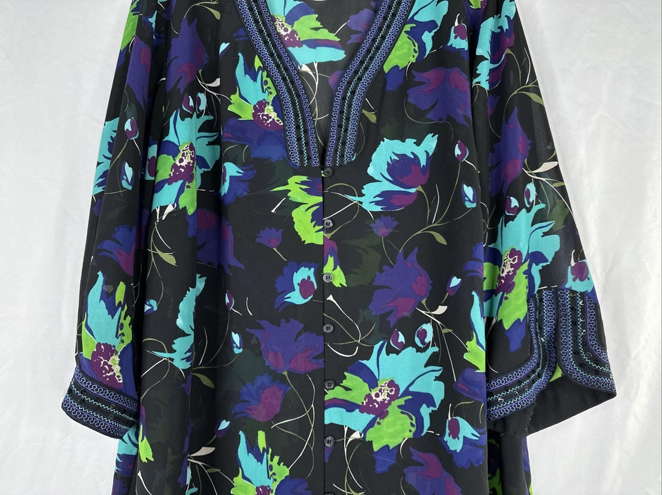 Top túnica con botones Maggie Barnes para mujer talla grande 2X bohemio con lentejuelas florales Foto 3 de 4