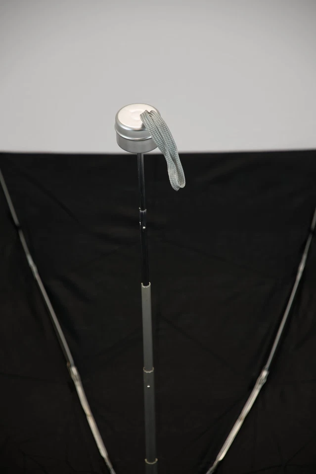 Paraguas pequeño negro con notas Foto 4 de 4