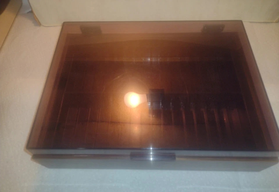 Soporte de almacenamiento de casete vintage de 32 ranuras, madera con tapa de plástico y bisagras de metal Foto 2 de 4