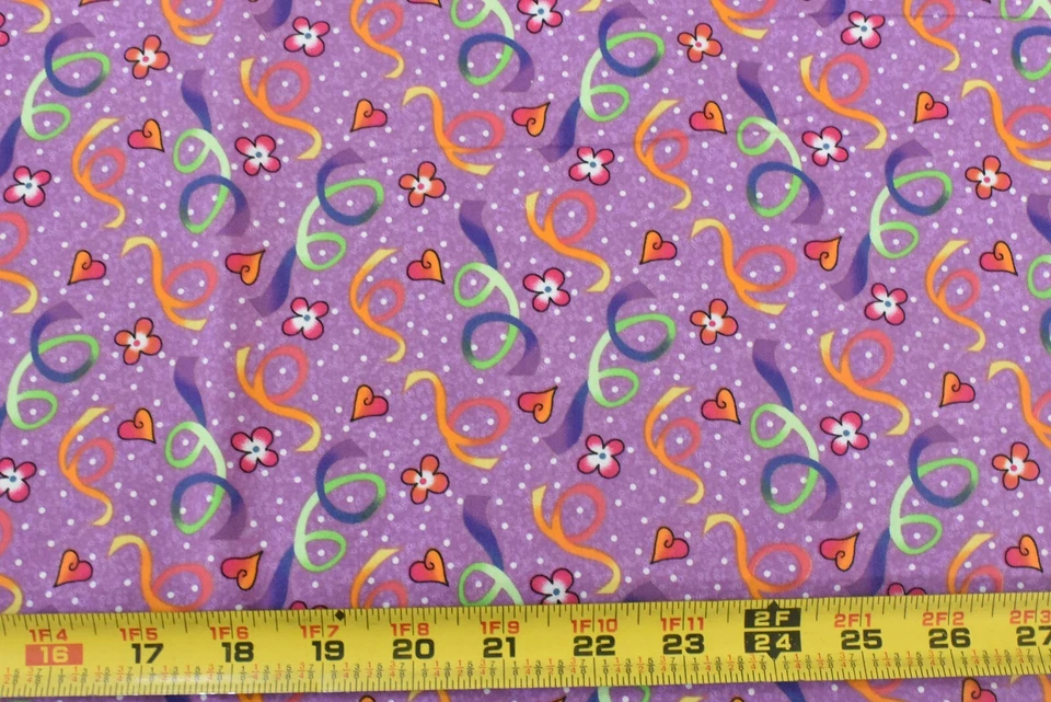 Por 1/2 yarda, coloridos corazones flores y confeti sobre algodón lavanda, Avlyn, P8199 Foto 2 de 4
