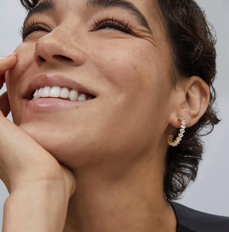 "Pendientes de aro Kendra Scott Cailin oro cristal 1"" blanco brillante circonita cúbica usados 1x" Foto 2 de 4