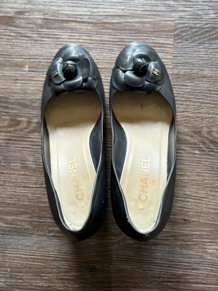 CHANEL CC Black Leather Camellia Detail Pump Heels 39 - Image 3 of 4