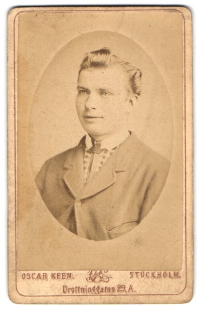 Fotografia Oscar Keen Stoccolma Drottninggatan 29 A giovane uomo in abito con