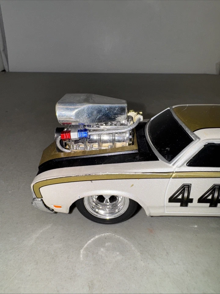 Литые модели машин Muscle Car Oldsmobile 442 1/24 Maisto White & Gold 1970 - Изображение 2 из 4