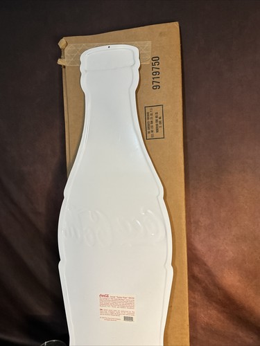 Nos 1995 Coca-Cola große Sodaflasche geprägtes Blechschild 40""x 13"" mit OVP - Bild 5 von 8
