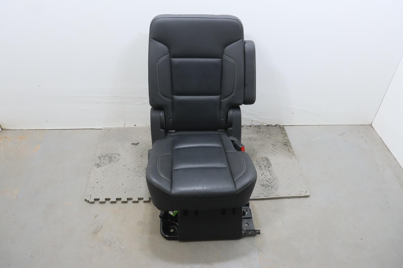 2017 2018 CHEVROLET SUBURBAN REAR RIGHT SIDE 2ND ROW SEAT OEM BLACK