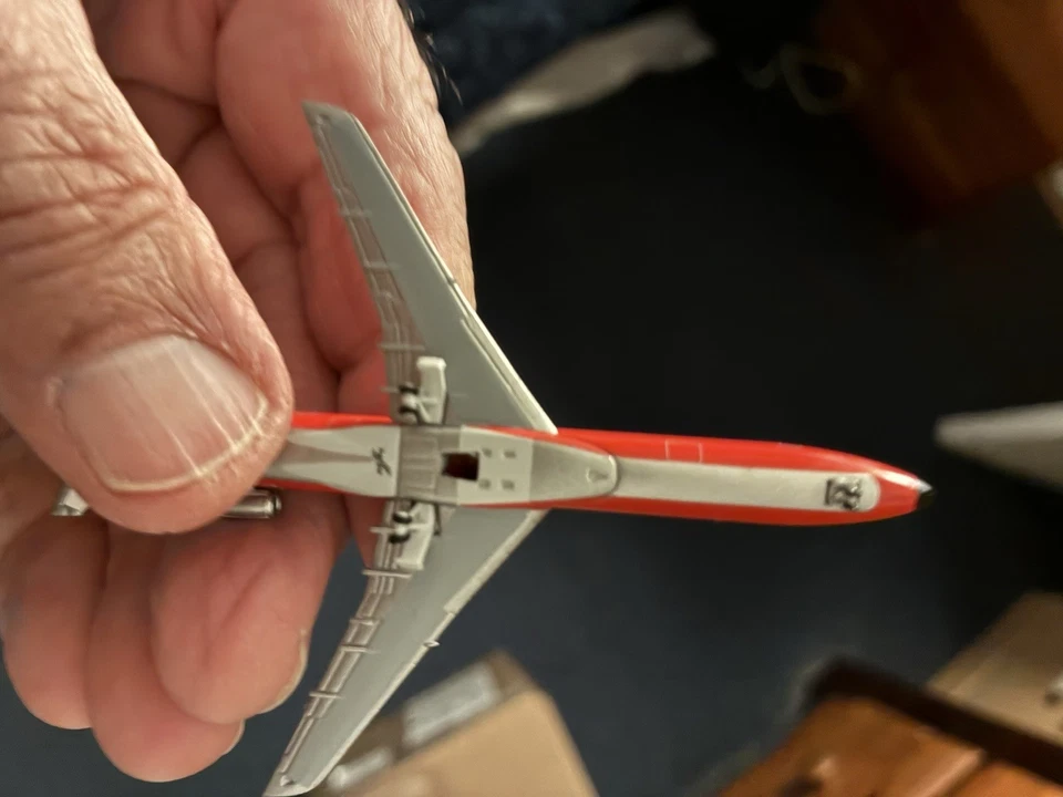 New! Herpa 537551 Braniff International Boeing 727-200 Solid Red - 1:500 diecast - Image 2 of 4