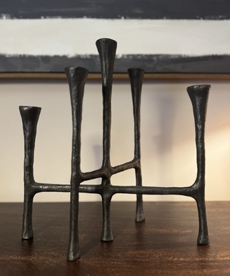 Brutalistischer Kerzenleuchter gehämmert schwarz Metall Modernist Mid Century Stil
