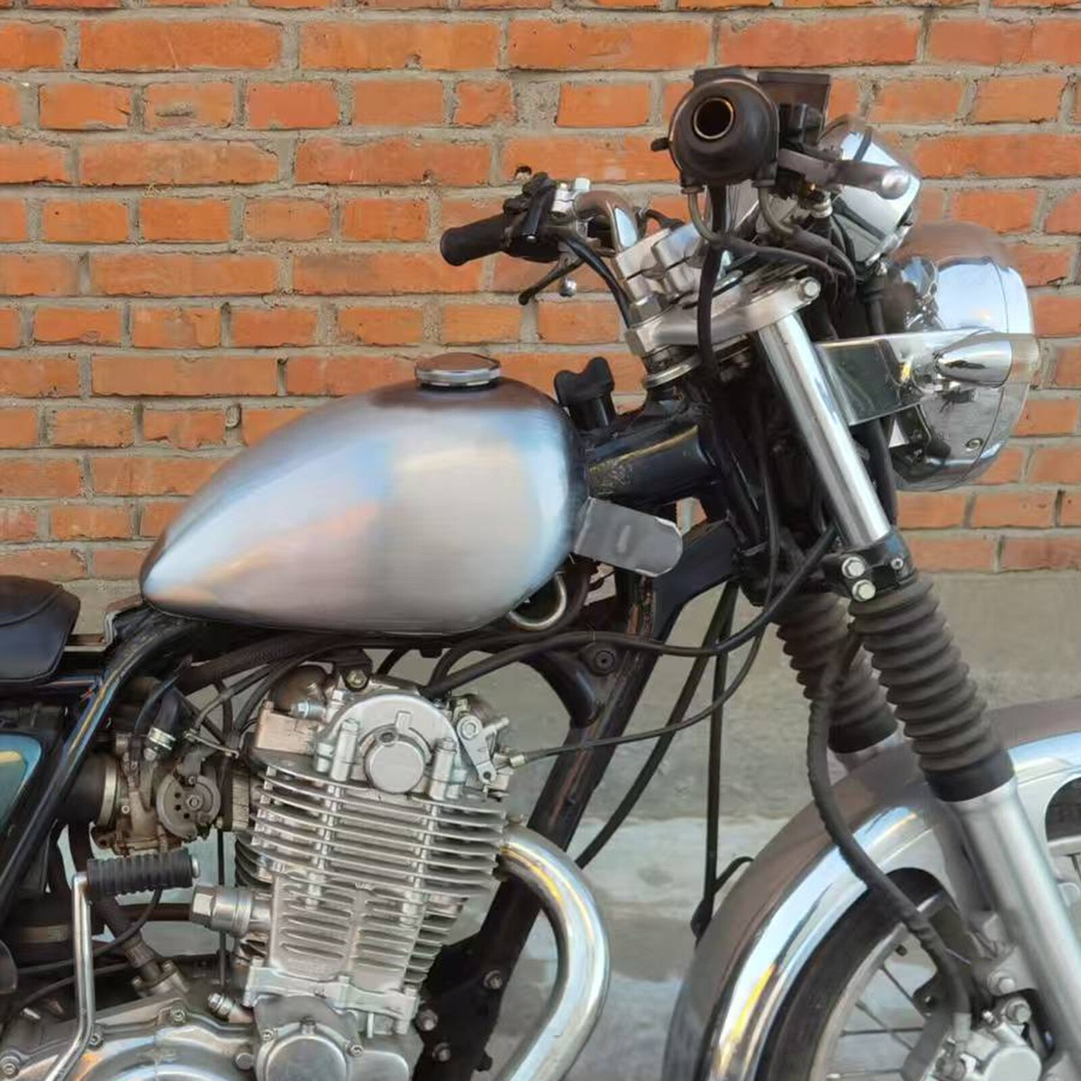 100% Handmade Motorcycle Gas Fuel Tank for Yamaha SR400 with Oil