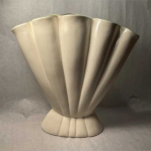 Red Wing USA 476 Cream Light Green Matte Ceramic Art Pottery Decorative Vase