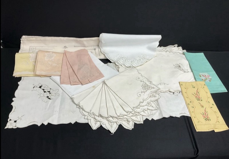 Lot of 35+ Vintage Linens, Placemats, Napkins. Runner